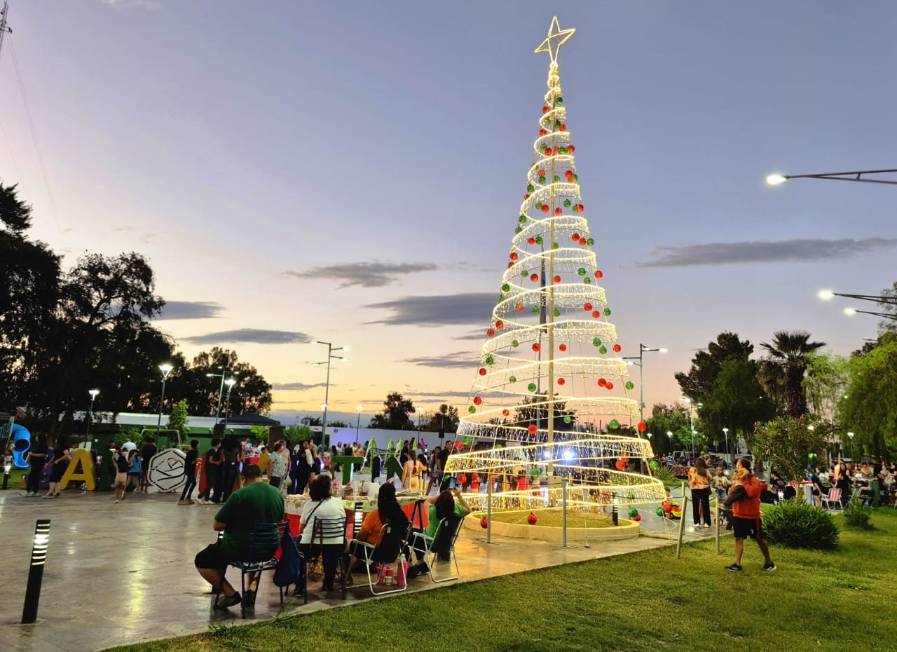 La Feria Navideña reunió a emprendedores y familias en la Plazoleta Guayaquil