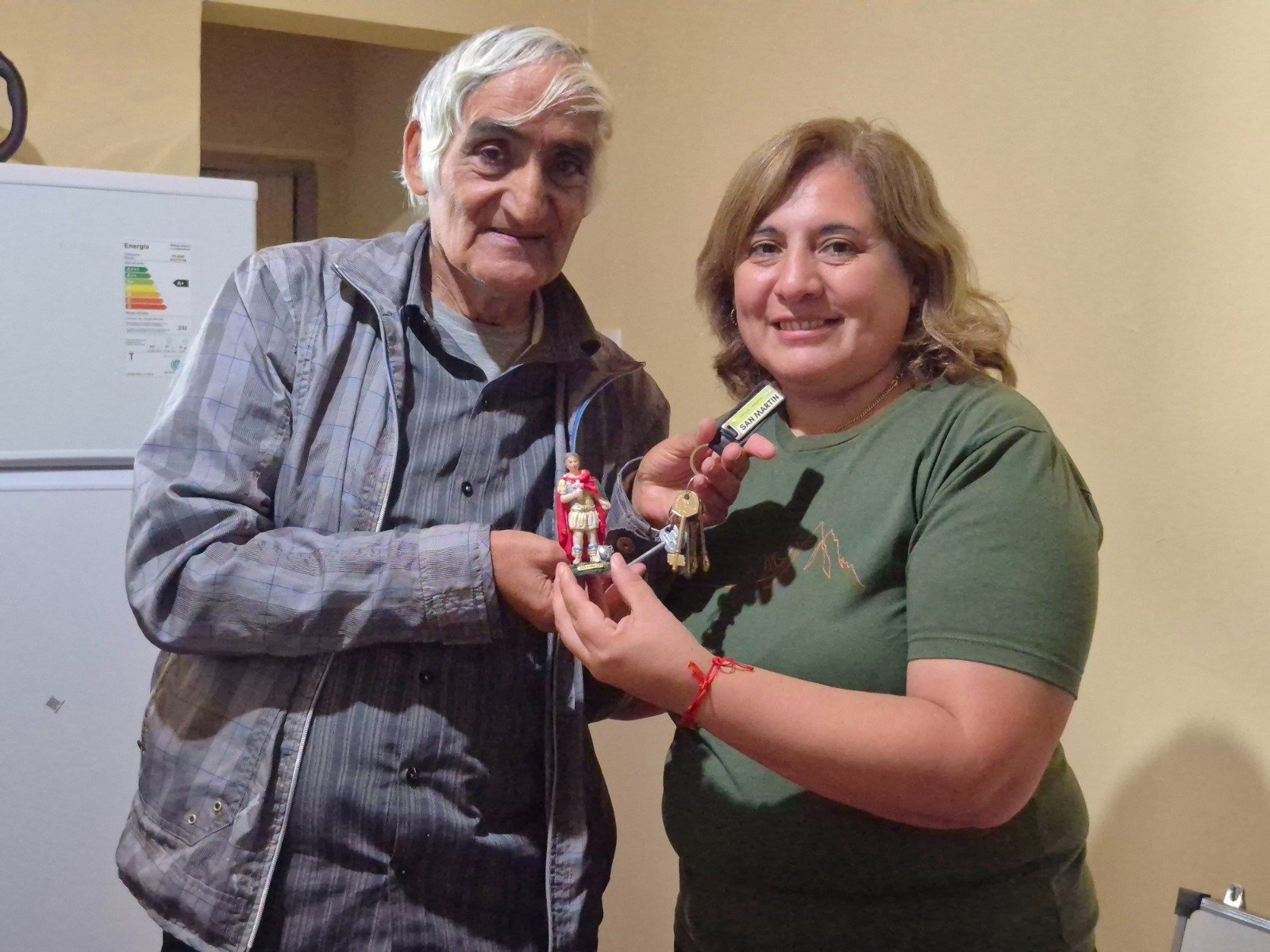 El Profe Peter recibió su nueva vivienda tras el incendio que destruyó su hogar
