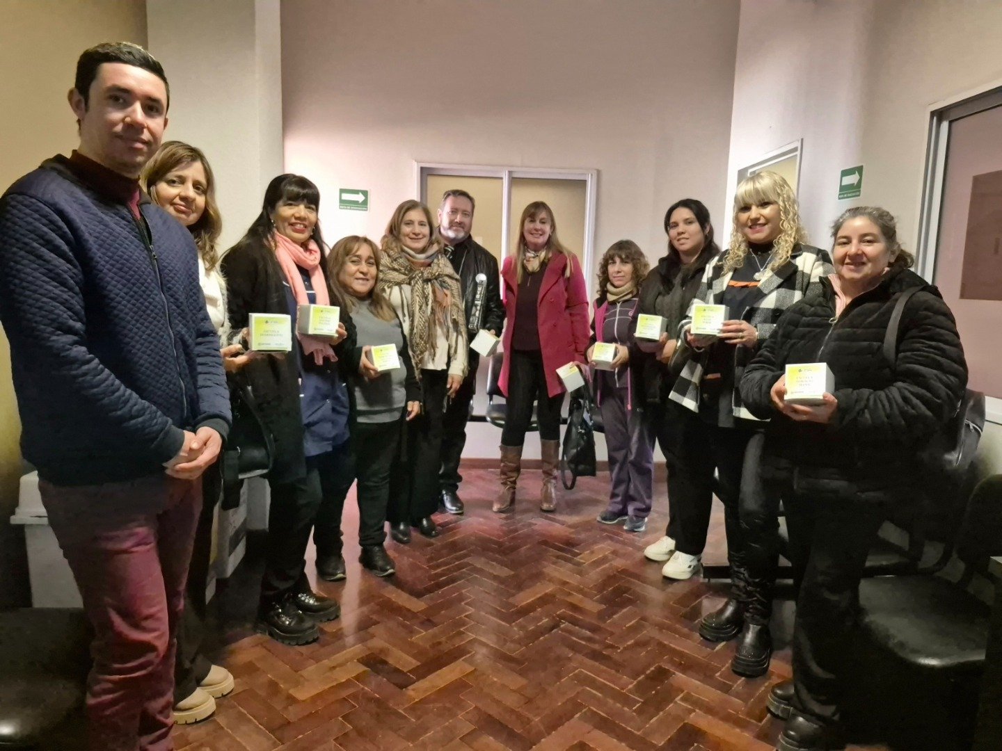 Entrega de medallas conmemorativas a estudiantes de 4.º grado que prometerán lealtad a la Bandera