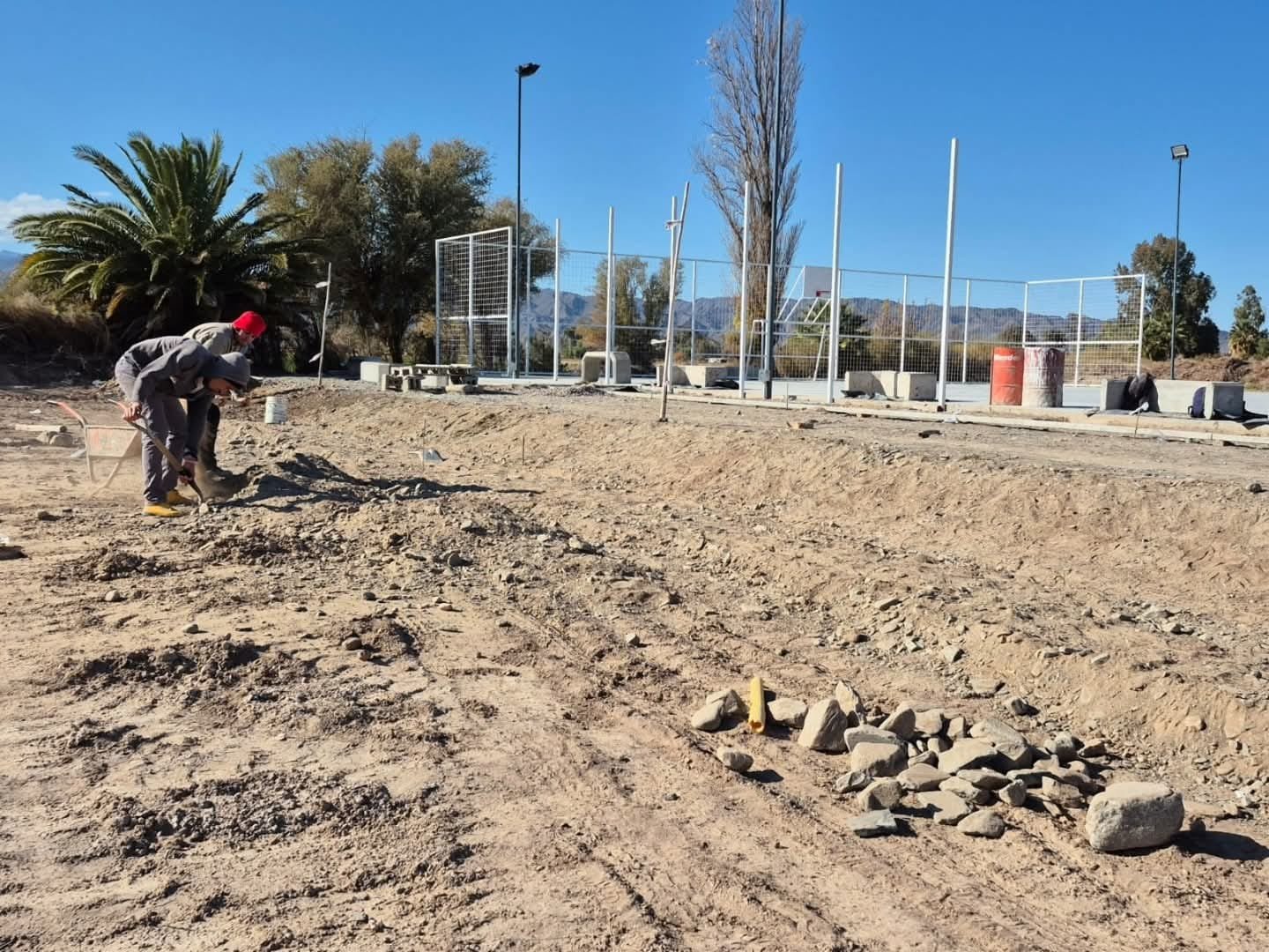 Avanza la construcción de un nuevo playón deportivo en el barrio San Isidro Labrador