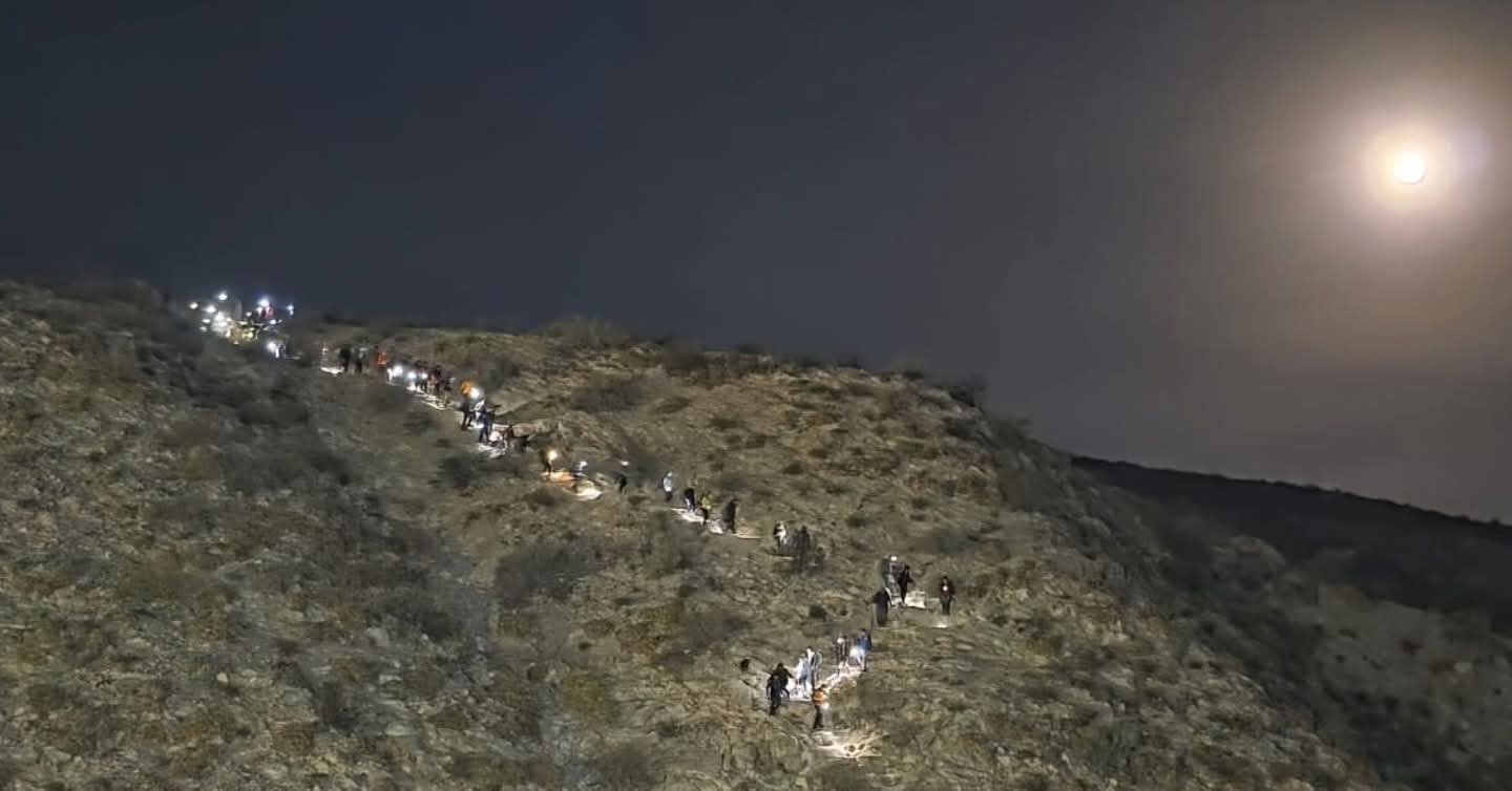 Más de cien visitantes disfrutaron del trekking nocturno de luna llena en el Cerro Pie de Palo