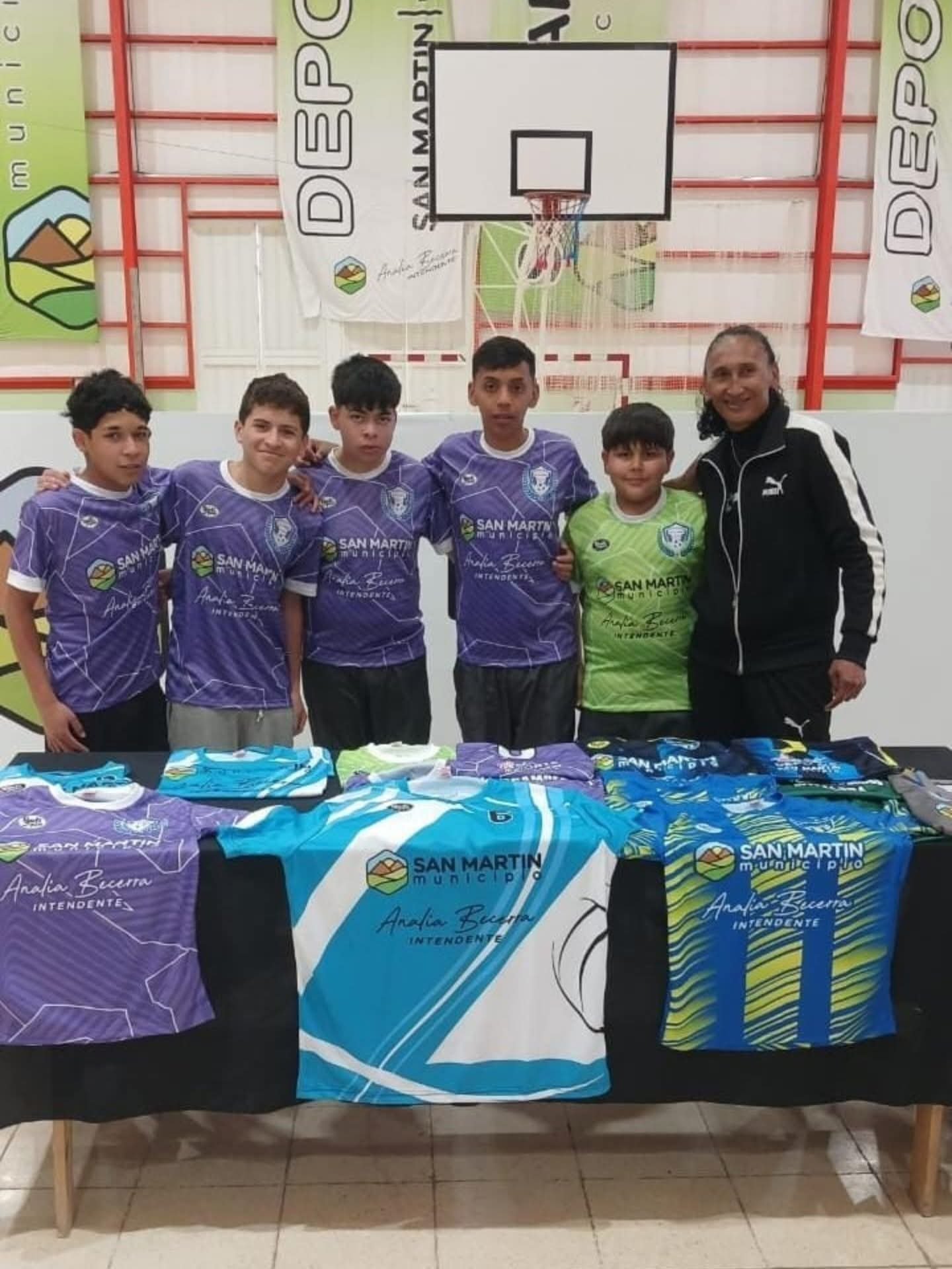 San Martín entregó camisetas a escuelitas de fútbol y adultos mayores