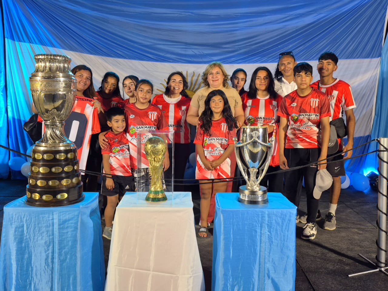 San Martín recibió las copas que emocionan al país