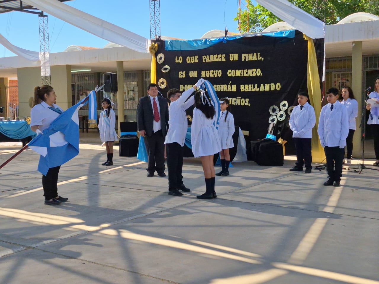 Emotivo cierre de ciclo y acto de egreso en Escuela República del Perú